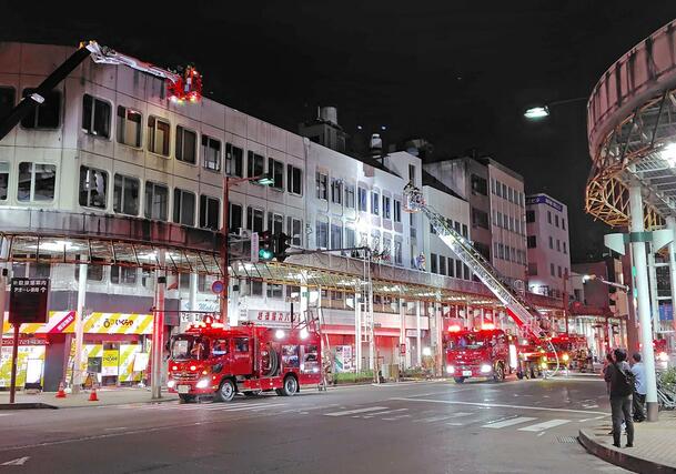黒煙が上がる現場＝長岡市東坂之上町２