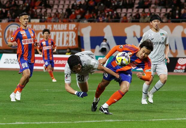 新潟－福岡　後半、途中出場のMF笠井佳祐（右）がゴールを狙うも相手の厳しい守備に阻まれる＝ビッグスワン