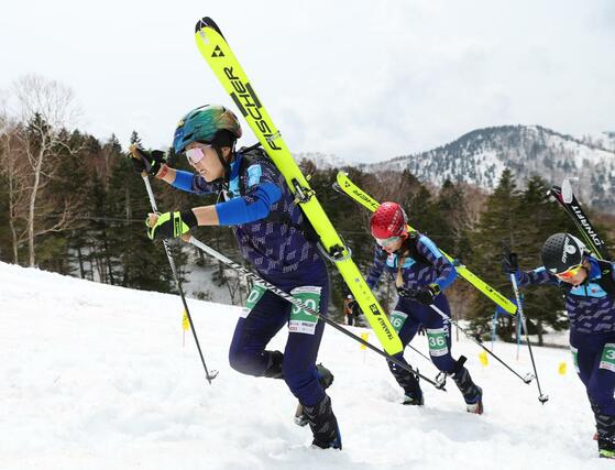 決勝レースで斜面を登る田中友理恵(左)
