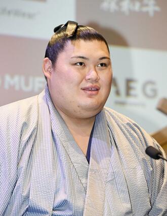 大相撲公演に向け、パリ市で記者会見する大の里＝１１日（共同）