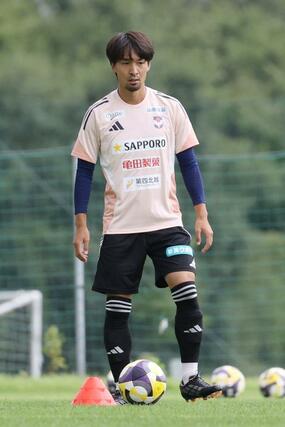 第２６節・新潟－川崎　前日練習　調整するＭＦ白井永地＝１５日、聖籠町