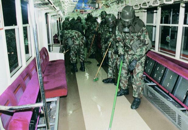 地下鉄後楽園駅で、丸ノ内線の車内を除染する陸上自衛隊員＝１９９５年３月２０日、東京都文京区（陸上自衛隊提供）