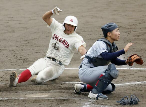 ５回裏糸魚川１死二、三塁から齋藤の適時打で三走に続き二走の中澤（左）が生還し５－０＝４月２８日、柏崎市佐藤池野球場