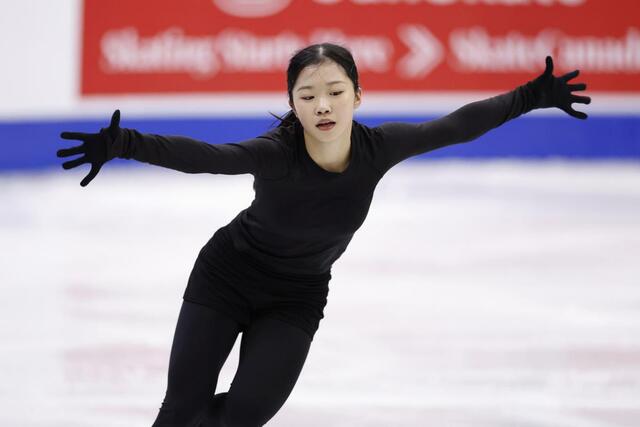 公式練習で調整する中井亜美＝サスカトゥーン（共同）