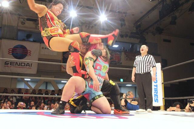 アジャコング選手（中央奥）と協力し、かかと落としを決める里村明衣子選手＝４月２９日、東京・後楽園ホール