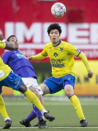 シントトロイデン時代の冨安健洋（右）＝２０１９年４月、シントトロイデン（共同）