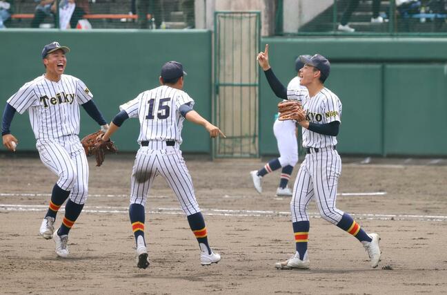 帝京長岡－日本文理　優勝を決めマウンドに寄ってくる帝京長岡の仲間たちと喜ぶ先発小林真大（右）＝長岡市悠久山