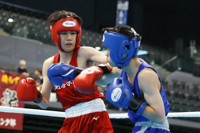 ボクシング・ライトフライ級２回戦　攻める開志学園の吉田虎太郎（左）＝佐賀県ＳＡＧＡアリーナ