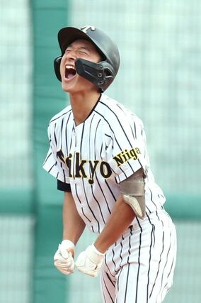 ２回帝京長岡２死、鈴木祥大が三塁打を放ち、三塁上で雄たけびを上げる＝富山市民球場