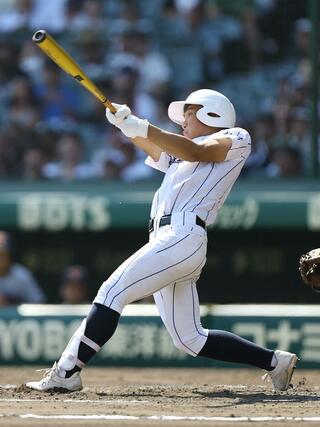 8回 戸嶋翔人が中安打を放つ=甲子園