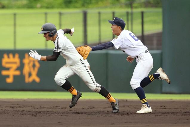小出－長岡商　長岡商３回無死一塁、飛び出した一走今井翔大の二塁進塁を阻止する小出の先発遠藤三生＝三条市パールスタ
