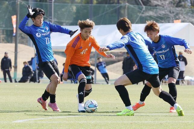 中央突破を図る石山青空＝宮崎県都城市