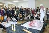 多くの家族連れらが見入ったマグロの解体ショー=長岡市坂之上町3