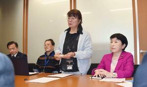 　関係省庁担当者と面会する「長生炭鉱の水非常を歴史に刻む会」の井上洋子代表（右から２人目）＝２０日午後、国会