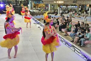 温泉施設スパリゾートハワイアンズで、ダンスを披露するフラガール=2020年7月、福島県いわき市