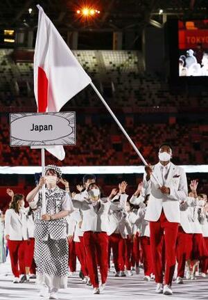 東京五輪開会式で入場行進する日本選手団=2021年7月、国立競技場