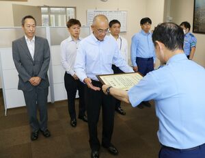新潟東署で行われた優秀安全運転事業所の表彰伝達式=新潟市東区