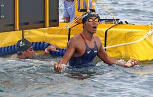 オープンウオーター日本選手権の男子10キロを制した南出大伸。左は2位の辻森魁人=千葉県館山市北条海岸沖
