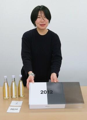 グランプリを受賞した「うつろい」のパッケージを紹介するプログラフの関塚真歩さん=三条市北入蔵1