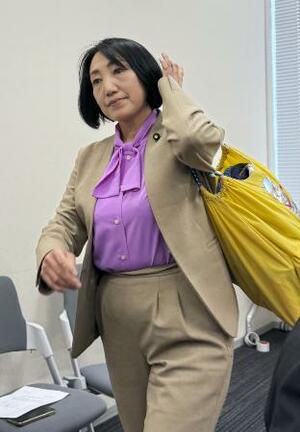 　党首選後の記者会見で発言機会を得られず、途中退室する社民党の大椿裕子元参院議員＝６日