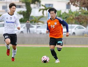 スピードを生かしたプレーで貢献することを目指すDF森璃太(右)=沖縄県