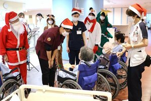 患者にクリスマスカードを配る医師ら＝阿賀野市岡山町