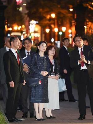 「結核・呼吸器感染症予防週間」に合わせてライトアップされた北海道庁旧本庁舎を見学された紀子さま=24日午後、札幌市(代表撮影)