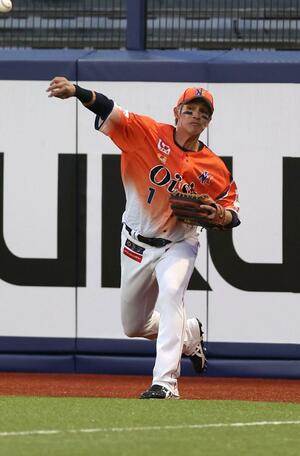 今シーズン初めて守備につく陽岱鋼＝エコスタ