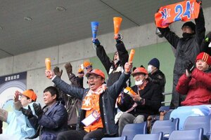 待ちわびたホーム開幕戦、声援を送るファンたち