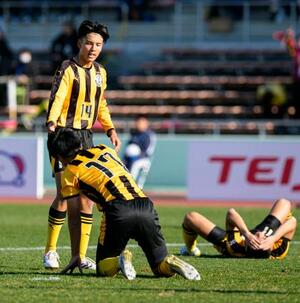 　神戸弘陵に敗れた竹ノ谷（左）ら前橋育英イレブン＝浦和駒場