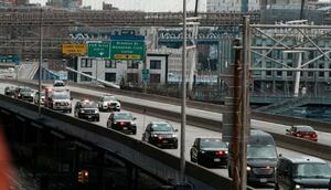 　５日、米ニューヨークの連邦地裁に出廷後のベネズエラのマドゥロ大統領を乗せたとみられる車列（ロイター＝共同）