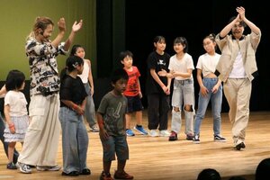 ＴＥＴＳＵＹＡさん（右端）と岩谷翔吾さん（左端）が子どもたちと踊ったワークショップ＝２３日、佐渡市