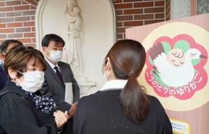 　熊本市の慈恵病院を視察する、自民党の「内密出産」について考えるプロジェクトチーム＝６日午前