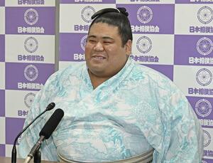 新十両昇進が決まり、笑顔で記者会見する嘉陽=5月29日、両国国技館