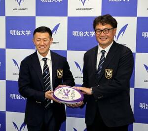 明大ラグビー部の新監督に昇格する高野彬夫ヘッドコーチ(左)と、退任する神鳥裕之監督=4日、東京都内