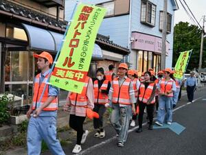 千葉県警銚子署の警察官とともに住宅街で防犯パトロールをするベトナム人技能実習生ら=7月、千葉県銚子市