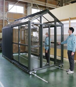 新製品のガーデンハウス「ノクタ」を紹介する三条工機製作所の長谷川豊代表（右）＝三条市金子新田