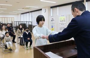 最優秀賞に輝いた熊谷美海さん(中央)=21日、佐渡市両津湊