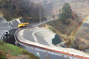 崩落後、仮設道路を整備して通行止めが解除された県道＝２８日、柏崎市