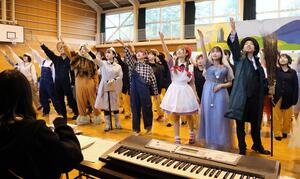 本番に向け、稽古に励む新潟中央短期大の学生たち=新潟県田上町川船河の新潟中央短期大体育館