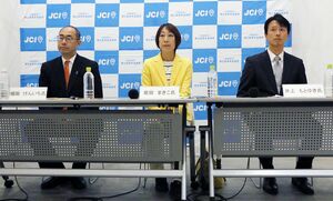公開討論会に臨む(右から)井上基之さん、菊田真紀子さん、細田健一さん=10月13日、燕市佐渡