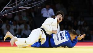 男子66キロ級決勝でブラジル選手(下)から技ありを奪う阿部一二三。金メダルを獲得した=28日、パリ(共同)