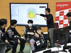 　脳波を確認しながらプレーするｅスポーツの日本代表候補＝３日、東京都北区のＪＩＳＳ