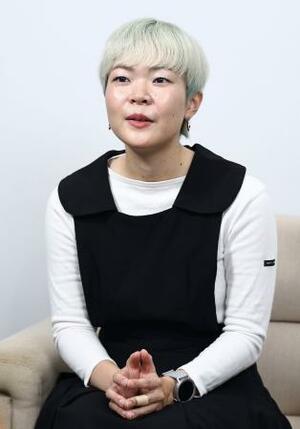 　「日々、気になる言葉があったらメモします。人間の感触、体温みたいなものがある言葉が好きです」と話す暮田真名さん