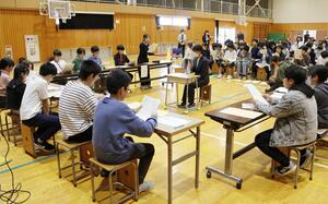 模擬裁判を体験する児童たち=新潟市北区濁川