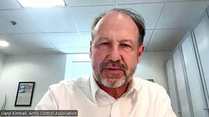 　オンラインでインタビューに応じる米軍備管理協会のダリル・キンボール会長（共同）