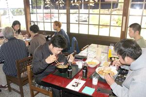 全国各地のラーメン店が交代で出店する「佐渡金山ラーメン茶屋」=17日、佐渡市相川地区