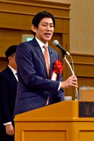 講演する自民党の小林政調会長=8日午後、札幌市