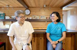 「古民家民泊あさひ」で談笑する大村久美子さん(右)と祐司さん=佐渡市水渡田