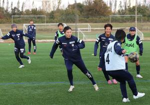千葉戦に向け、練習するMF川村優理(中央)=聖籠町
